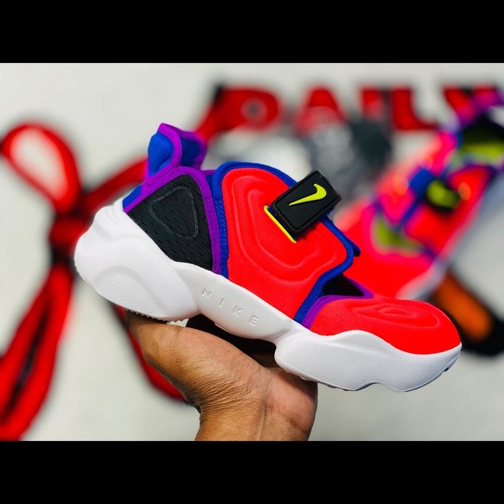 Wmns Nike Aqua Rift Bright Crimson w/Socks sz6